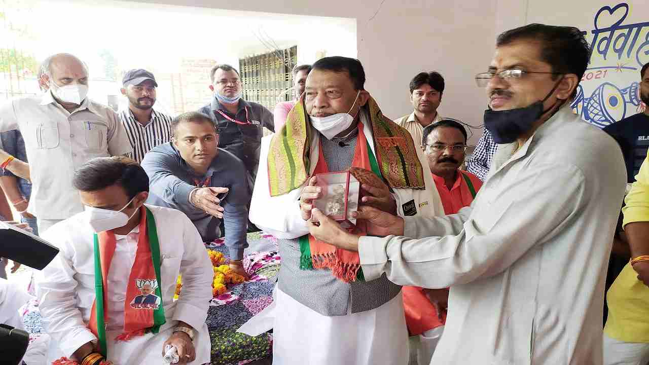 Rewa News : प्रभारी मंत्री पहुंचे भिटवा, Shiva Temple में किया पूजन तथा वृक्षारोपण कार्यक्रम में हुए शामिल Rewa News : प्रभारी मंत्री पहुंचे भिटवा, Shiva Temple में किया पूजन तथा वृक्षारोपण कार्यक्रम में हुए शामिल