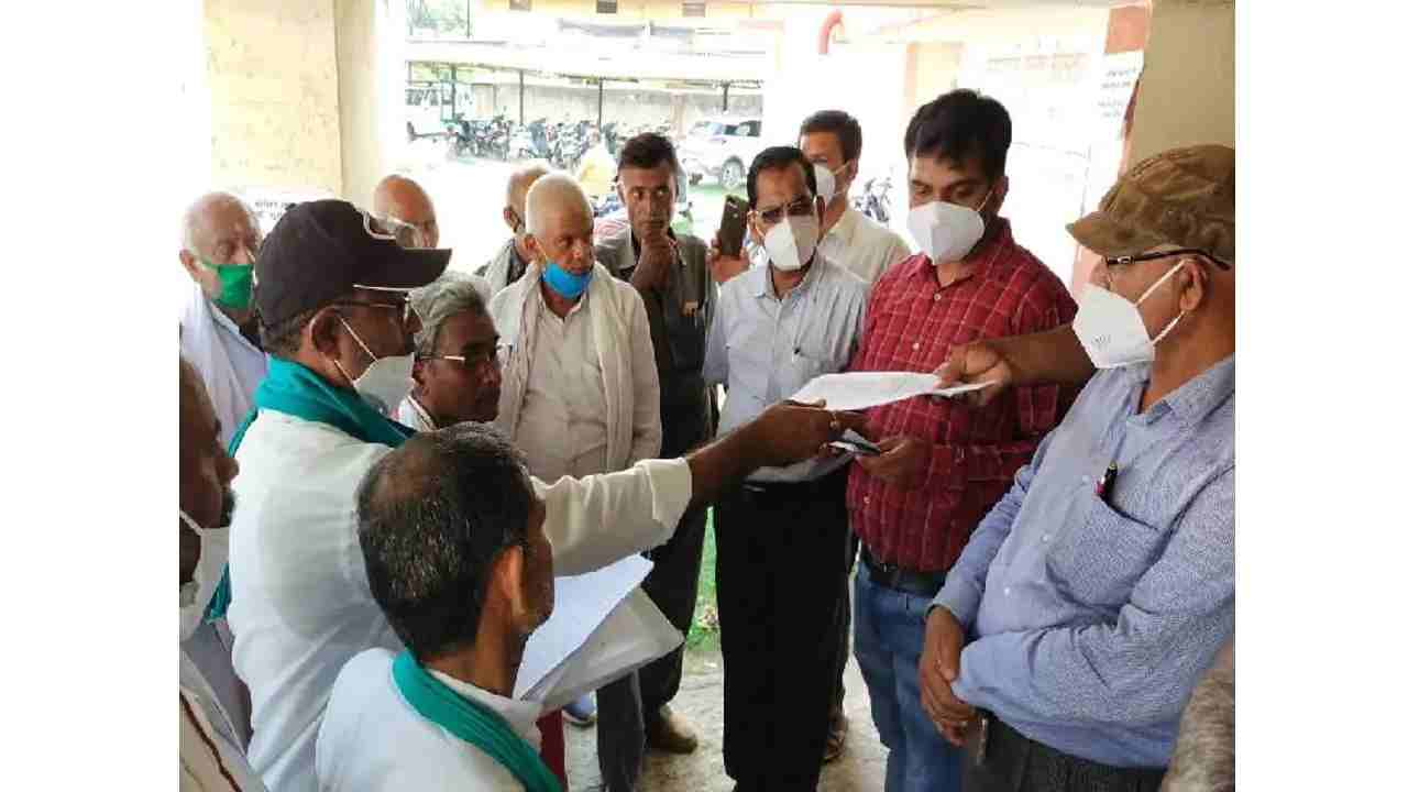 Rewa : बिजली की समस्या से किसान परेशान, अधीक्षण यंत्री कार्यालय का किया घेराव