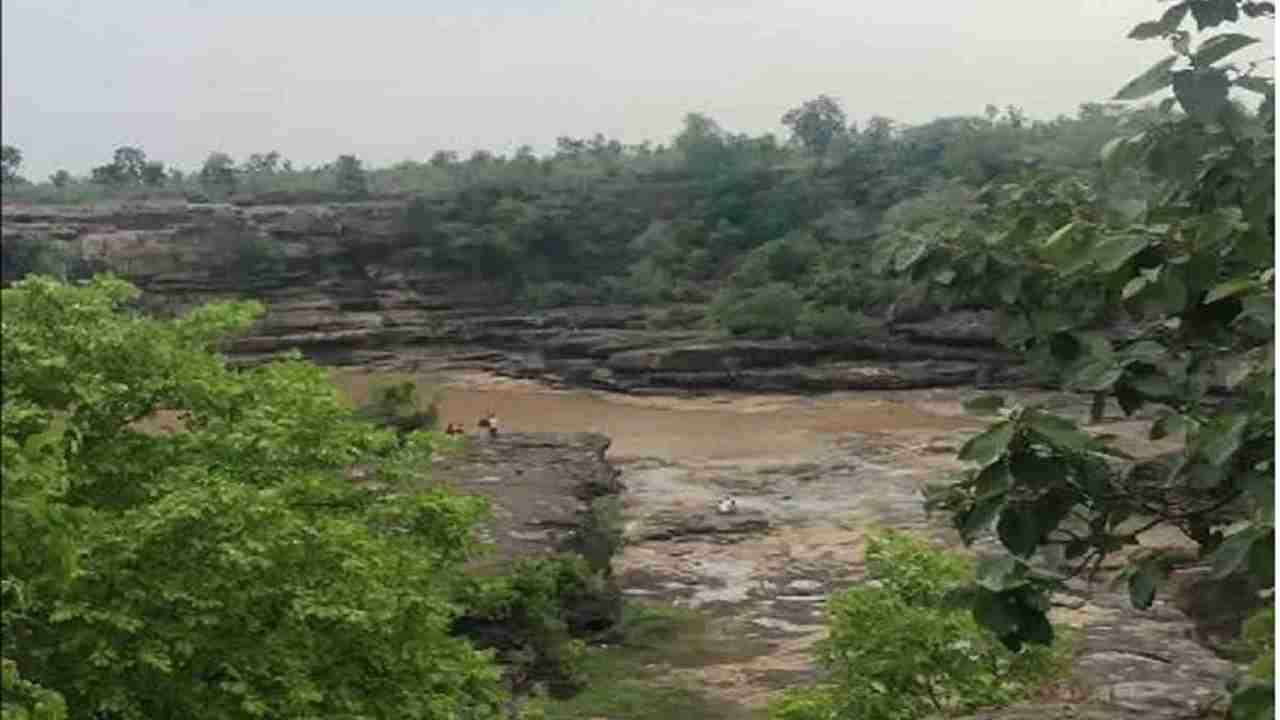 Satna जिले के सीमा से लगे शबरी जलप्रपात में डूबे 4 टूरिस्ट, 3 युवको का मिला शव