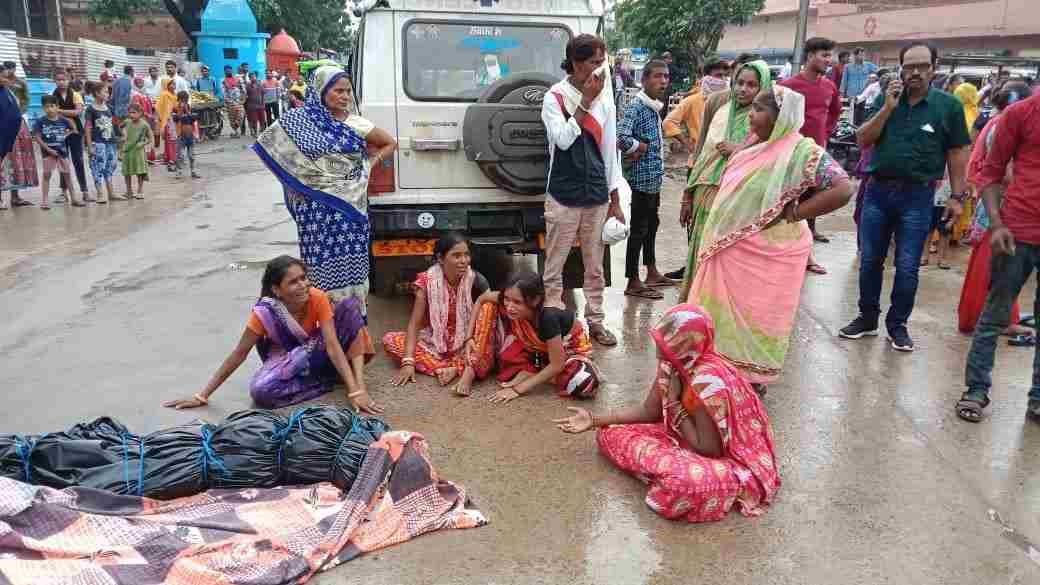 रीवा के बीहर बराज में मिली गैंगस्टर की डेड बॉडी, परिजनों के हंगामे से 2 घंटे तक थमा रहा शहर, मुआवजे के बाद मानें... रीवा के बीहर बराज में मिली गैंगस्टर की डेड बॉडी, परिजनों के हंगामे से 2 घंटे तक थमा रहा शहर, मुआवजे के बाद मानें...