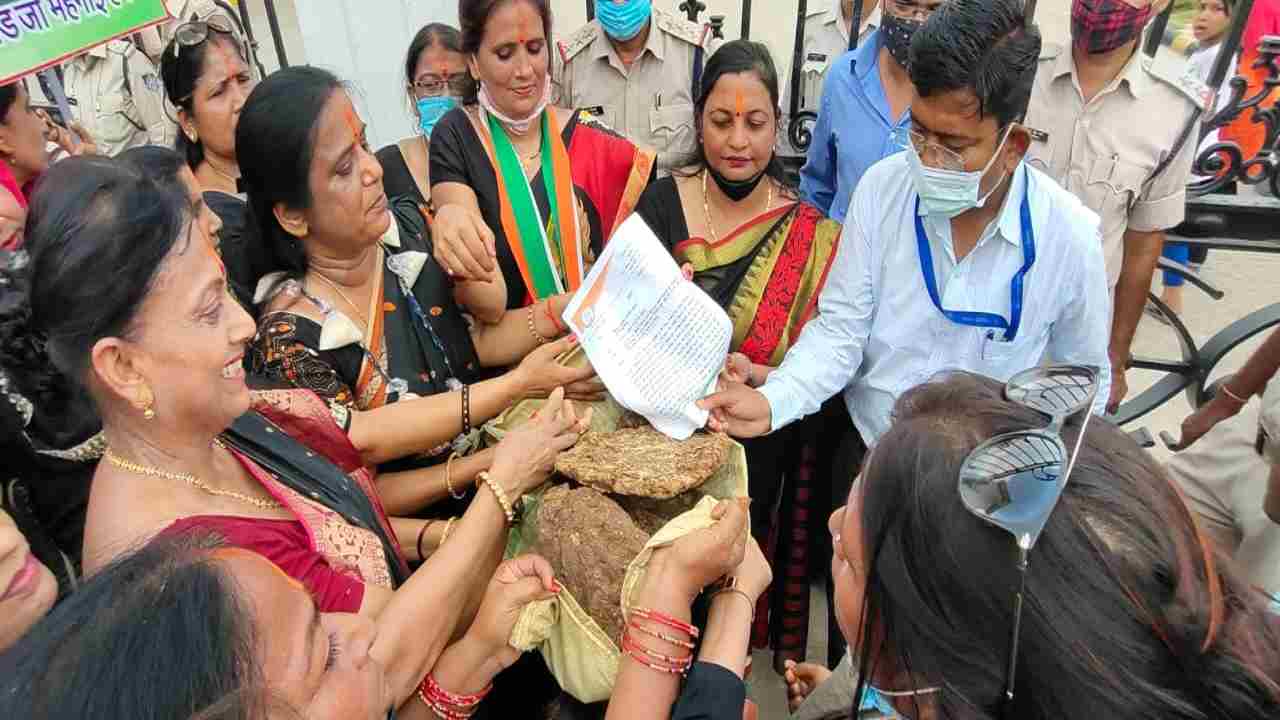 Rewa News Today : गोबर-कंडा लेकर कलेक्ट्रेट पहुंची महिला कांग्रेस, कहा बढ़ती महंगाई महिलाओं की बिगाड़ रही रसोई