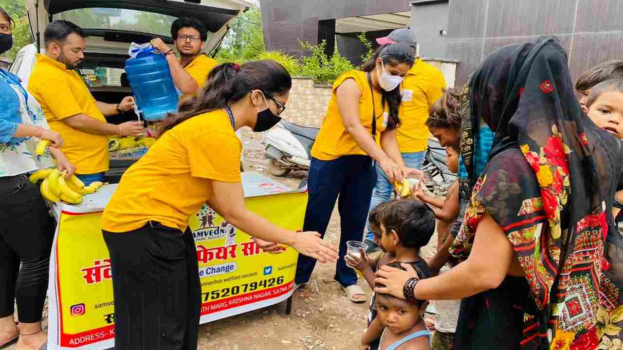 सतना / संवेदना वेलफेयर सोसायटी ने बस्ती के बच्चो को फल एवं दूध का किया वितरण