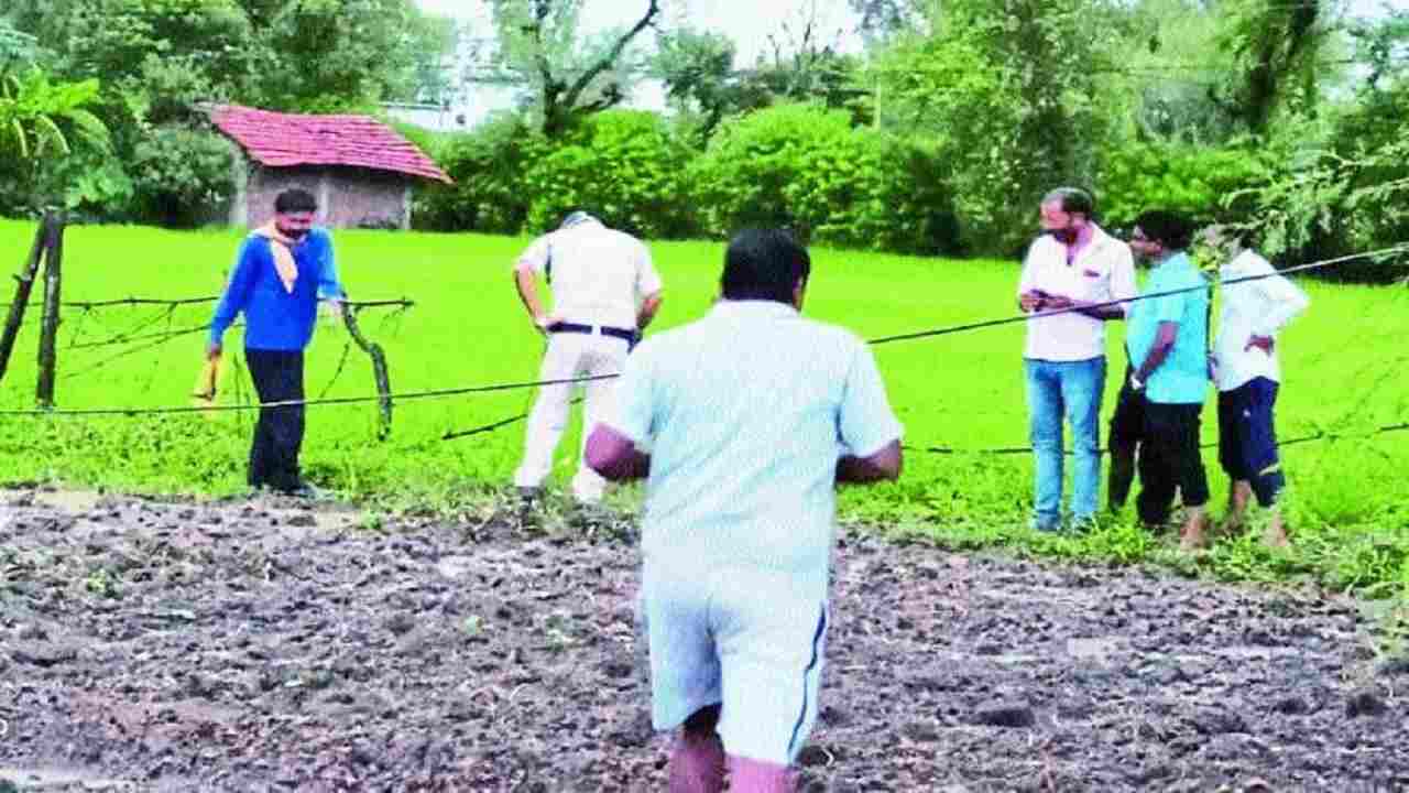 Rewa: जमीन से निकलने लगी गैस, ग्रामीणों में फैली दहशत, मौके पर पहुंची पुलिस