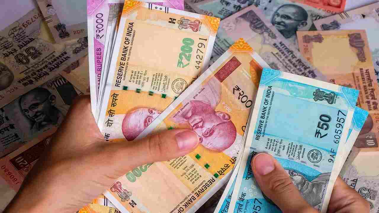 रुपयों को गिनते समय ऐसा करने पर नाराज हो जाती हैं लक्ष्मी मां, अमीर बनने के लिए अपनाए ये टिप्स...