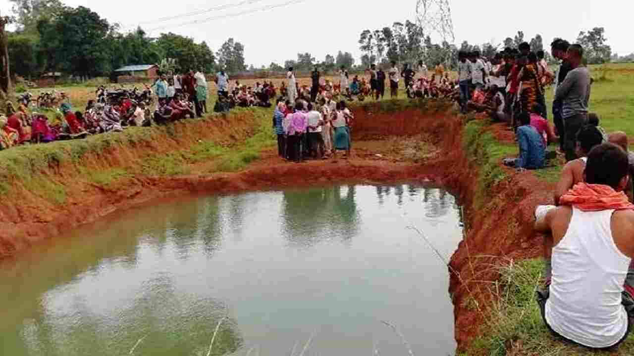 शाम को खेलने के लिए निकला था किशोर, रात भर खोजने के बाद बावड़ी में मिला शव, परिजनों ने लगाया हत्या का आरोप | Rewa News
