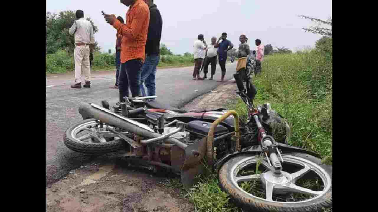 सतना में अज्ञात वाहन ने बाइक सवार को मारी टक्कर, रीवा के 2 लोगों की मौत, एक घायल