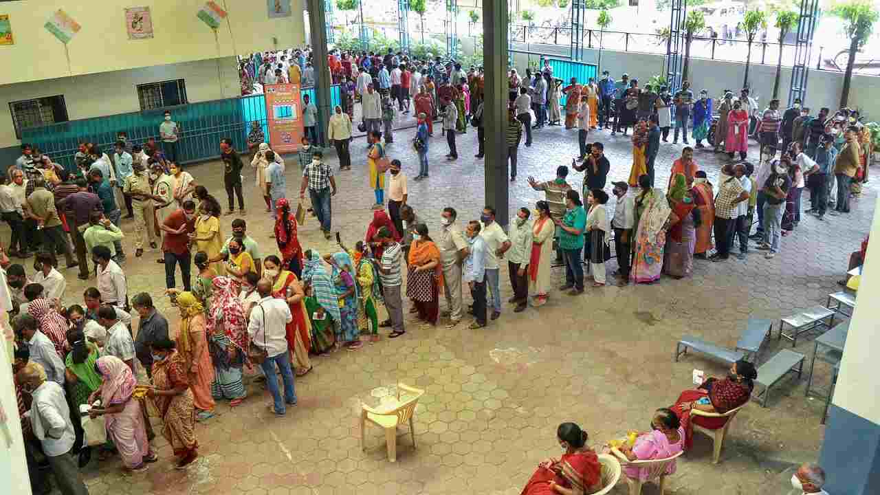 भोपाल में वैक्सीन के लिए हंगामा, लाइन में खड़ा बुजुर्ग हुआ बेहोश