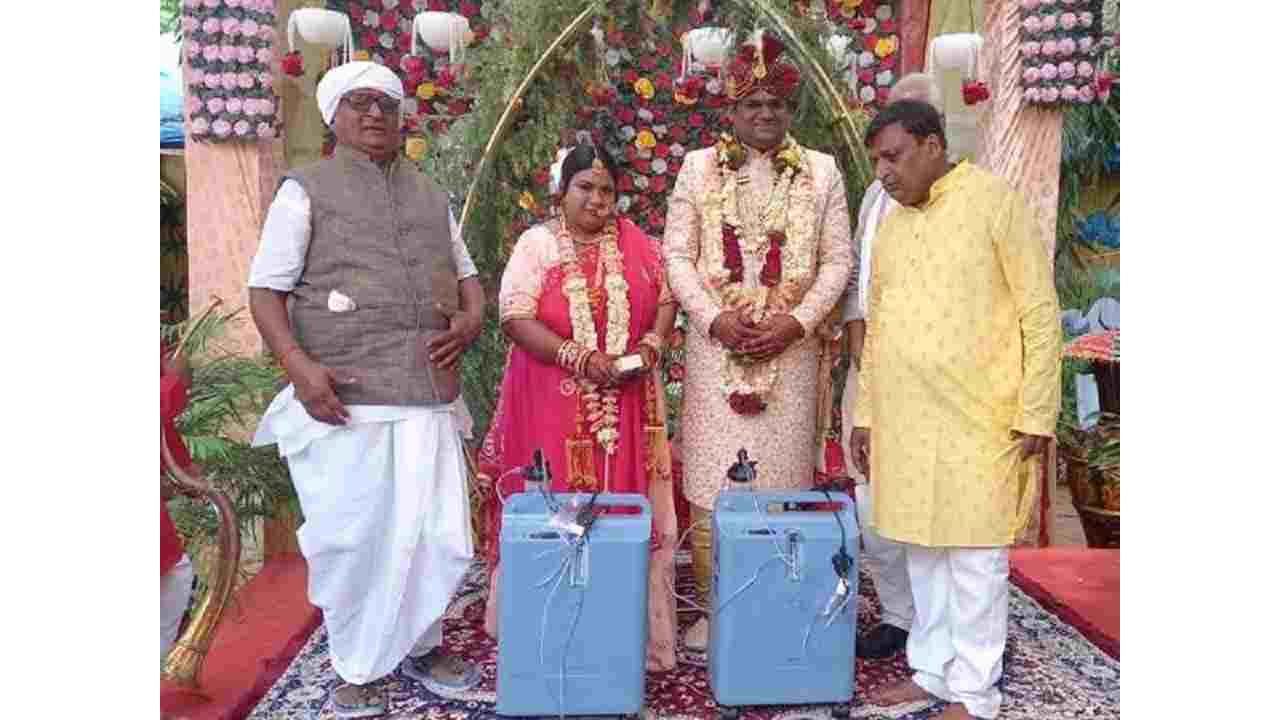 Ujjain Viral Marriage : उज्जैन में शादी के दौरान दुल्हा-दुल्हन को मिला अनोखा गिफ्ट, 8 वां फेरा लेकर लिया बड़ा संकल्प Ujjain Viral Marriage : उज्जैन में शादी के दौरान दुल्हा-दुल्हन को मिला अनोखा गिफ्ट, 8 वां फेरा लेकर लिया बड़ा संकल्प