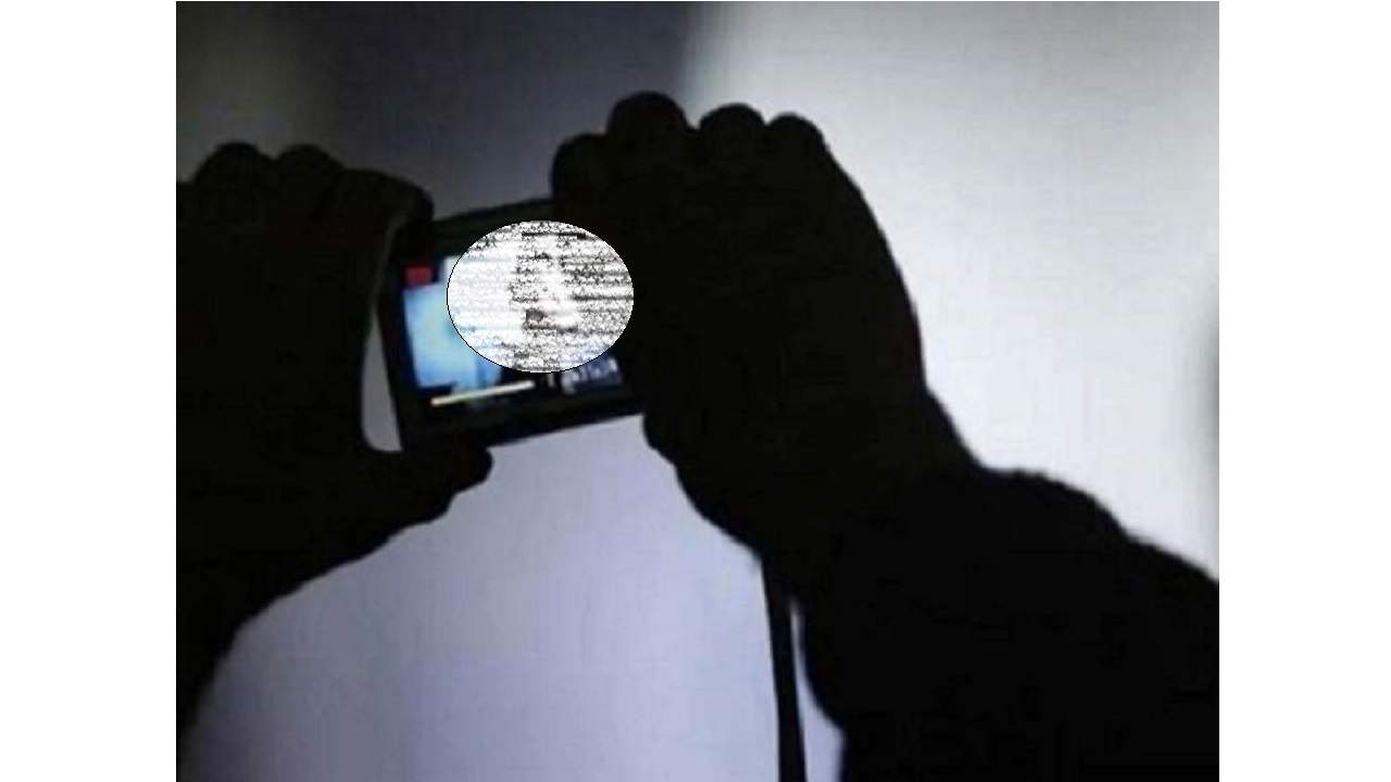 Rewa : युवती का अश्लील वीडियो युवक ने तैयार कर किया वायरल, पीड़िता पहुची थाने Rewa : युवती का अश्लील वीडियो युवक ने तैयार कर किया वायरल, पीड़िता पहुची थाने