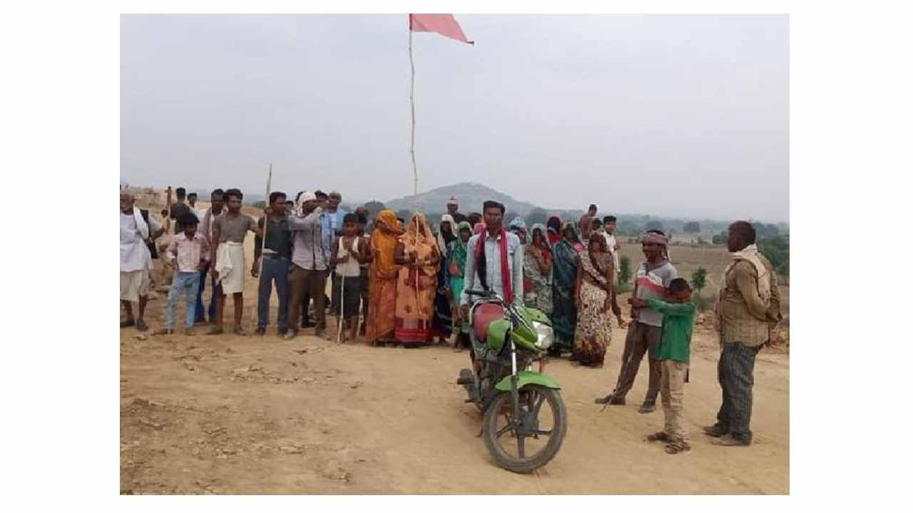 पन्ना के अजयगढ़ में ग्रमीणों ने रोका मझगांय बांध का निर्माण कार्य, कहा पहले मुआवजा दो