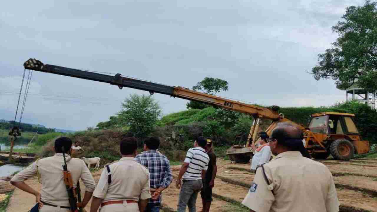 Rewa: रेत के अवैध कारोबार पर प्रशासन का शिकंजा, 30 घन मीटर रेत व कई उपकरण सीज Rewa: रेत के अवैध कारोबार पर प्रशासन का शिकंजा, 30 घन मीटर रेत व कई उपकरण सीज