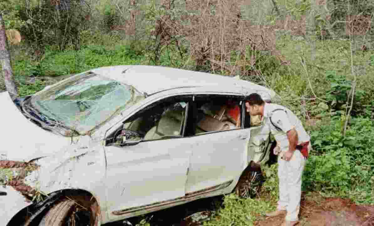 Satna: नाले में मिली छतिग्रस्त कार, 2 हजार सीसी नशीली कफ सिरप बरामद