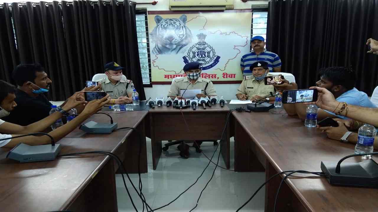 ठगों के गढ़ जामताड़ा झारखंड से आरोपी को धर ले आई रीवा पुलिस, की थी 6 लाख रूपये की ठगी ठगों के गढ़ जामताड़ा झारखंड से आरोपी को धर ले आई रीवा पुलिस, की थी 6 लाख रूपये की ठगी