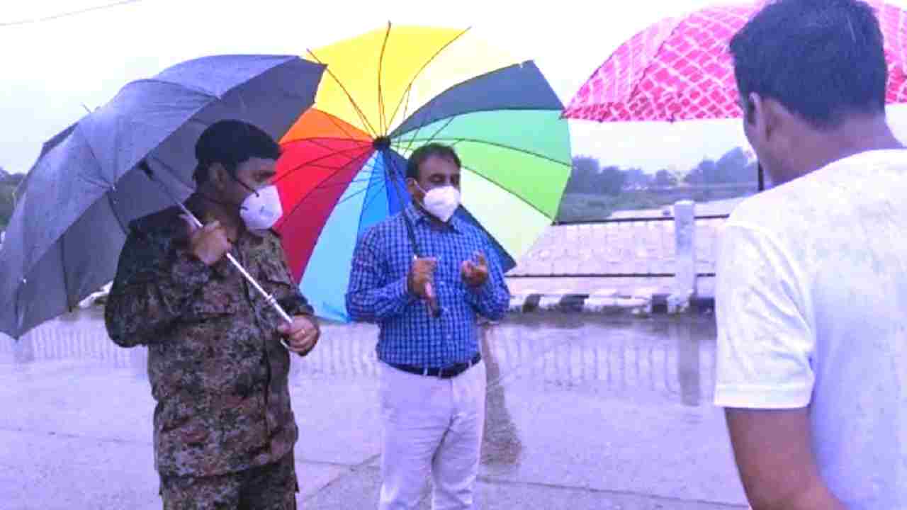 रीवा में आफत की बारिश / बाढ़ प्रभावित इलाके से 300 लोगों को राहत कैंप भेजा गया, SDRF के जवान तैनात, नदी किनारे वाले इलाकों में अलर्ट जारी रीवा में आफत की बारिश / बाढ़ प्रभावित इलाके से 300 लोगों को राहत कैंप भेजा गया, SDRF के जवान तैनात, नदी किनारे वाले इलाकों में अलर्ट जारी