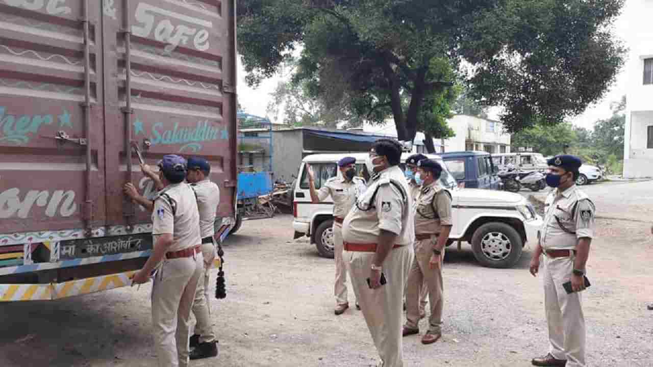 कंटेनर वाहन से रीवा पुलिस ने जब्त किया डेढ़ करोड़ कीमत का गांजा, 4 तस्कर गिरफ्तार कंटेनर वाहन से रीवा पुलिस ने जब्त किया डेढ़ करोड़ कीमत का गांजा, 4 तस्कर गिरफ्तार