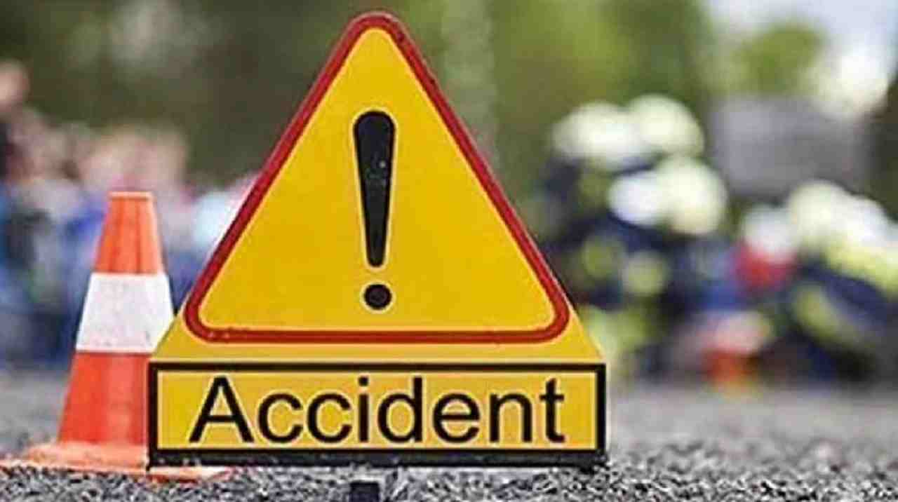 Bhind Accident News: मौत बनकर आई रेत से भरी ट्राली पलटी, बाइक सवार दबे, 1 की मौत, 1 गंभीर