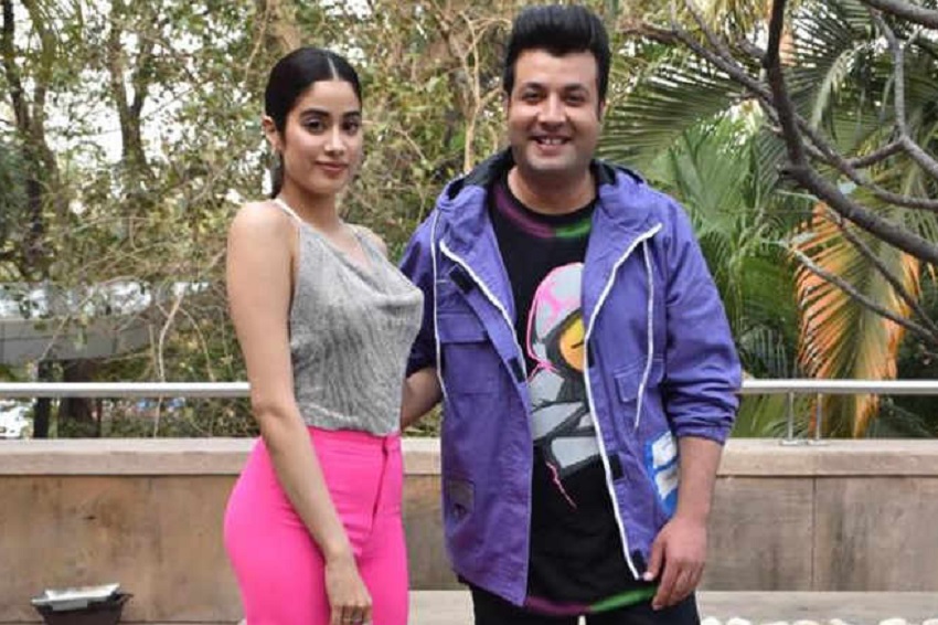 Janhvi Kapoor Roohi Look Viral : पिंक पैंट एवं ग्रे कलर का पहना बैकलेस टाॅप, तस्वीरों में बेहद खूबसूरत नजर आई एक्ट्रेस