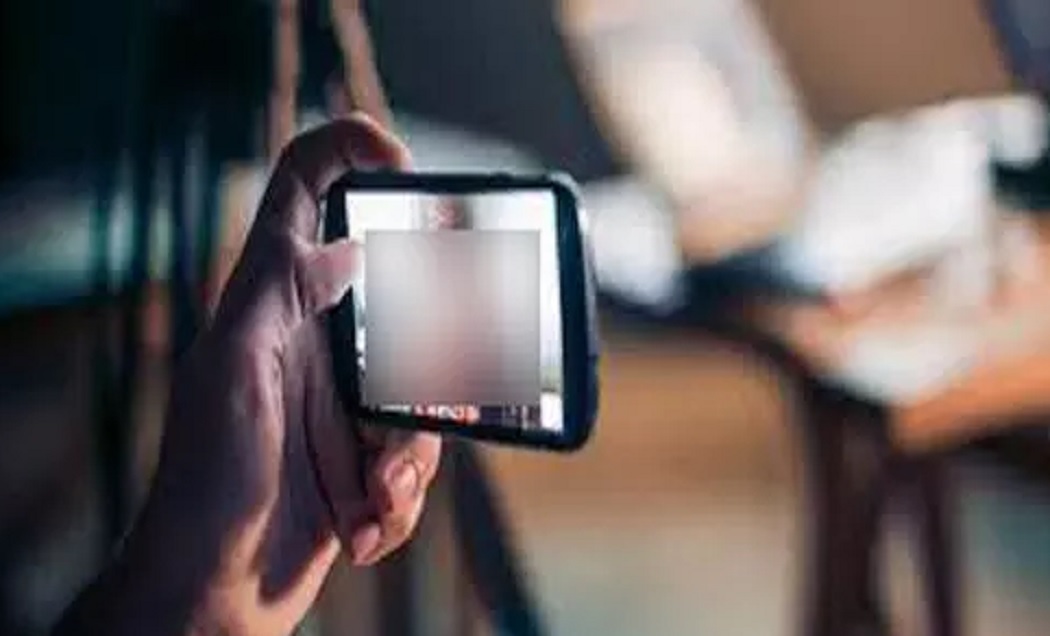 ट्यूशन पढ़ने वाली छात्राओं का प्रैंक के नाम पर कोचिंग संचालक ने बनाया अश्लील वीडियो, यूट्यूब पर आपलोड़ कर कमाएं 2 करोड़ ट्यूशन पढ़ने वाली छात्राओं का प्रैंक के नाम पर कोचिंग संचालक ने बनाया अश्लील वीडियो, यूट्यूब पर आपलोड़ कर कमाएं 2 करोड़