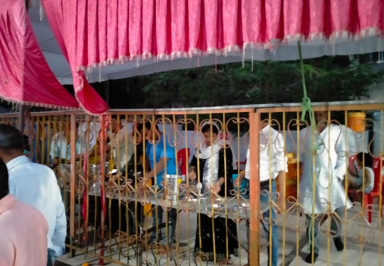 महाशिवरात्रि पर अस्पताल चैराहे स्थित शिव मंदिर में बजरंग सेना नगर इकाई द्वारा आयोजित किया गया भण्डारा, सैकड़ों भक्तों ने ग्रहण किया प्रसाद