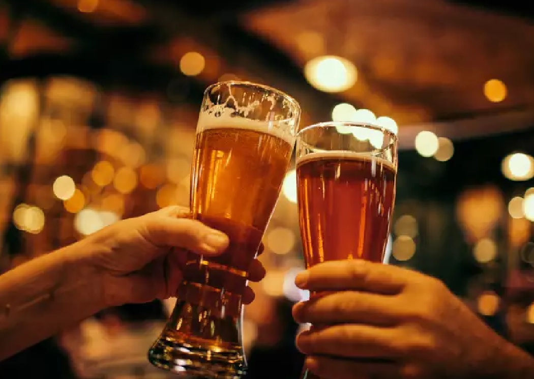 Health Benefits Of Drinking Beer : स्किन पर ग्लो लाने के साथ ही मेमोरी पावर बढ़ाने में काफी कारगर है बियर, जाने इसे पीने के बेहतरीन फायदे