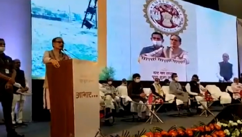 सीएम शिवराज की पावरी: कहा- ये मैं हू, ये मेरी सरकार है और भू-माफिया देखो भाग रहे है... सीएम शिवराज की पावरी: कहा- ये मैं हू, ये मेरी सरकार है और भू-माफिया देखो भाग रहे है...