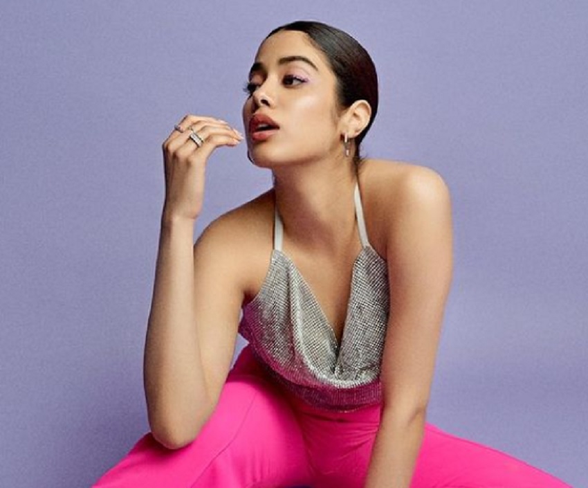 Janhvi Kapoor Roohi Look Viral : पिंक पैंट एवं ग्रे कलर का पहना बैकलेस टाॅप, तस्वीरों में बेहद खूबसूरत नजर आई एक्ट्रेस