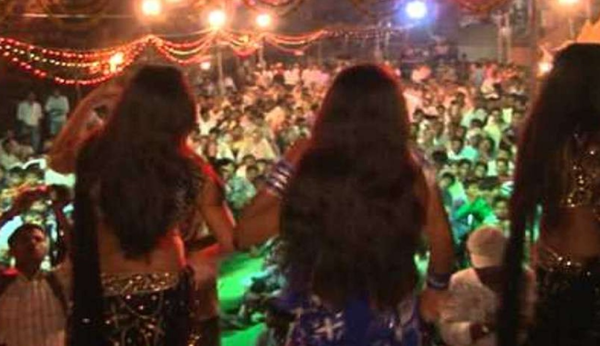 भारत का ऐसा शहर जहां श्मशान में जलती लाशों के बीच डांस करती है सेक्स वर्कर