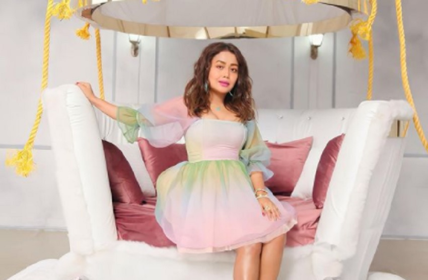 Neha Kakkar पर चढ़ा होली का खूमार, स्वीमिंग पुल में पति के साथ जमकर झूमती आई नजर