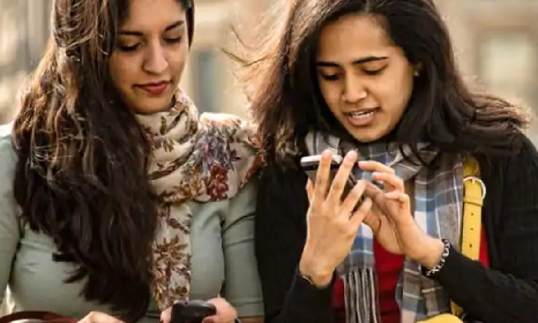 स्मार्टफोन की लत युवाओं में बढ़ा रही बीमारी का खतरा, शोध में खुलासा 18 से 30 वर्ष के युवा सबसे ज्यादा शिकार