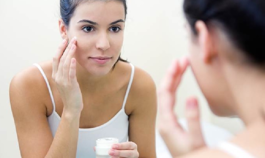 Skin Care Tips : रात में सोने से पहले इस ब्यूटी टिप्स को करेंगे फालो तो दिखेंगे खूबसूरत और जवान