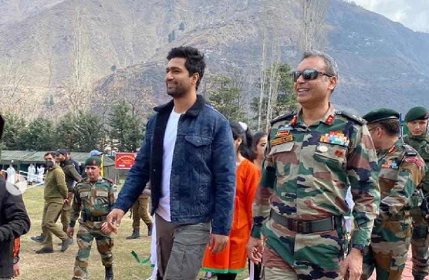 कश्मीर स्थित उरी बेस कैंप पहुंचे अभिनेता विक्की कौशल, तस्वीर शेयर कर लिखा सेना के बीच होना मेरे लिए गर्व...