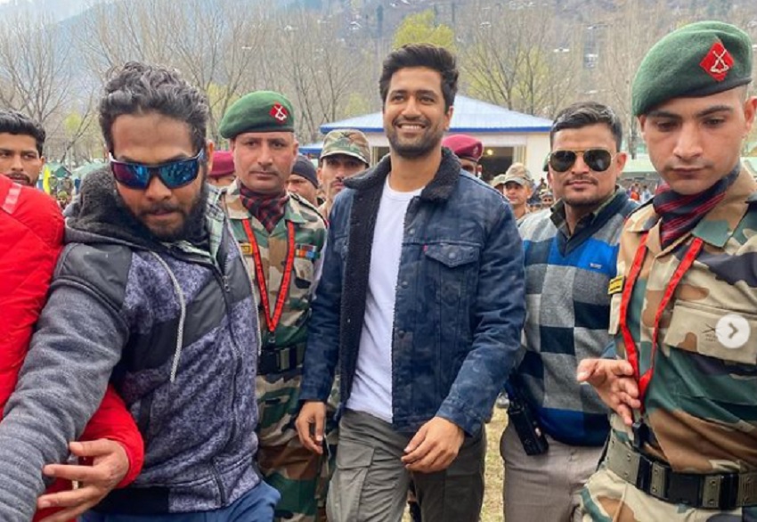 कश्मीर स्थित उरी बेस कैंप पहुंचे अभिनेता विक्की कौशल, तस्वीर शेयर कर लिखा सेना के बीच होना मेरे लिए गर्व...