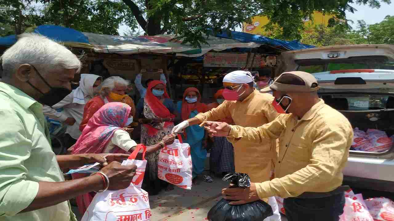 Rewa: विप्र सेवा संघ द्वारा परशुराम जन्मोत्सव पर 500 लोगों को वितरित की गई भोजन सामग्री