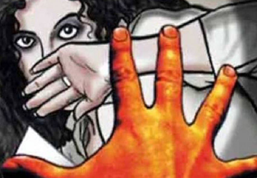 स्कूल छोड़ने के बहाने युवक ने छात्रा को बाइक में दी लिफ्ट, दोस्त घर ले जाकर किया दुराचार स्कूल छोड़ने के बहाने युवक ने छात्रा को बाइक में दी लिफ्ट, दोस्त घर ले जाकर किया दुराचार