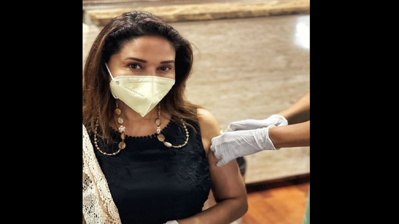 Madhuri Dixit ने लगवाई कोरोना की सेकण्ड वैक्सीन, तस्वीर पोस्ट कर दी जानकारी
