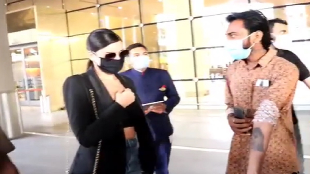 अभिनेत्री Nora Fatehi को फैंस ने दिया सरेआम ऐसा सरप्राइज की हैरान एक्ट्रेस ने कहा-ओ माइ गाॅड