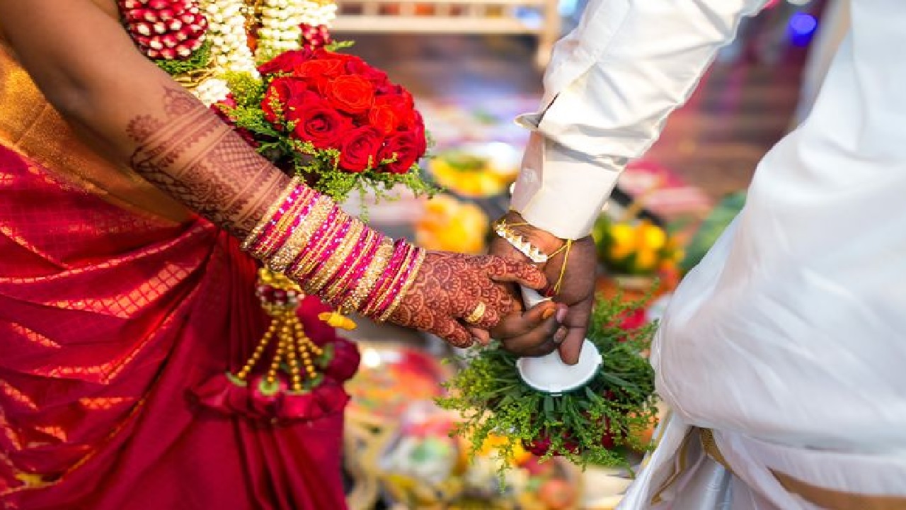 MP News : 10 लोगों के बीच शादी करने वाले जोड़ें को घर में डिनर की दावत देंगे एसपी