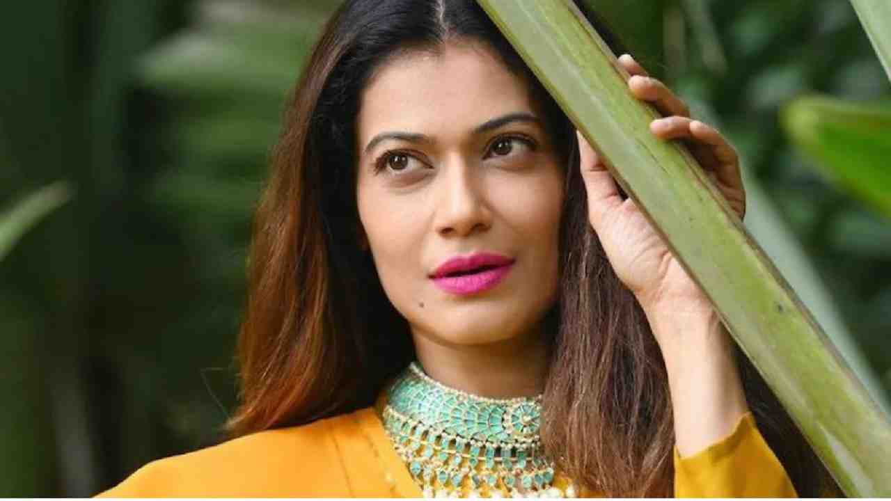 सोसायटी के चेयरमैन को जान से मारने की धमकी के आरोप में गिरफ्तार हुई एक्ट्रेस पायल रोहतगी