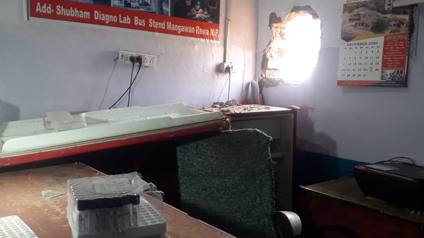 Rewa News : पैथालाॅजी एव मोबाइल दुकान में चोरों का धावा, 100 मोबाइल सहत लगभग 5 लाख की हुई चोरी