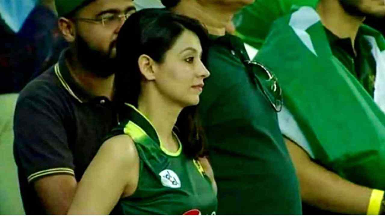 भारतीय क्रिकेटर Virat Kohli की फैंन है पाकिस्तान की यह खूबसूरत गर्ल, कहा था मुझे विराट दे दो भारतीय क्रिकेटर Virat Kohli की फैंन है पाकिस्तान की यह खूबसूरत गर्ल, कहा था मुझे विराट दे दो