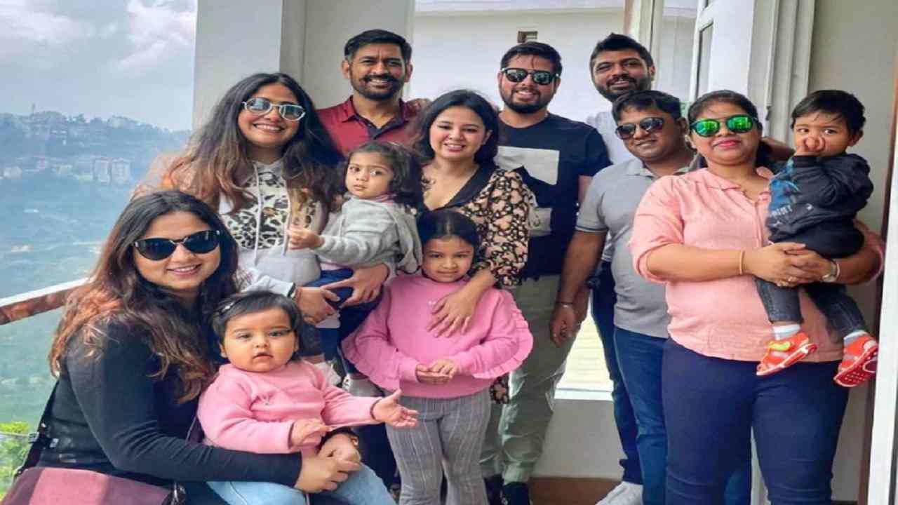 परिवार के साथ Shimla की वादियों का मजा लेते MS Dhoni परिवार के साथ Shimla की वादियों का मजा लेते MS Dhoni