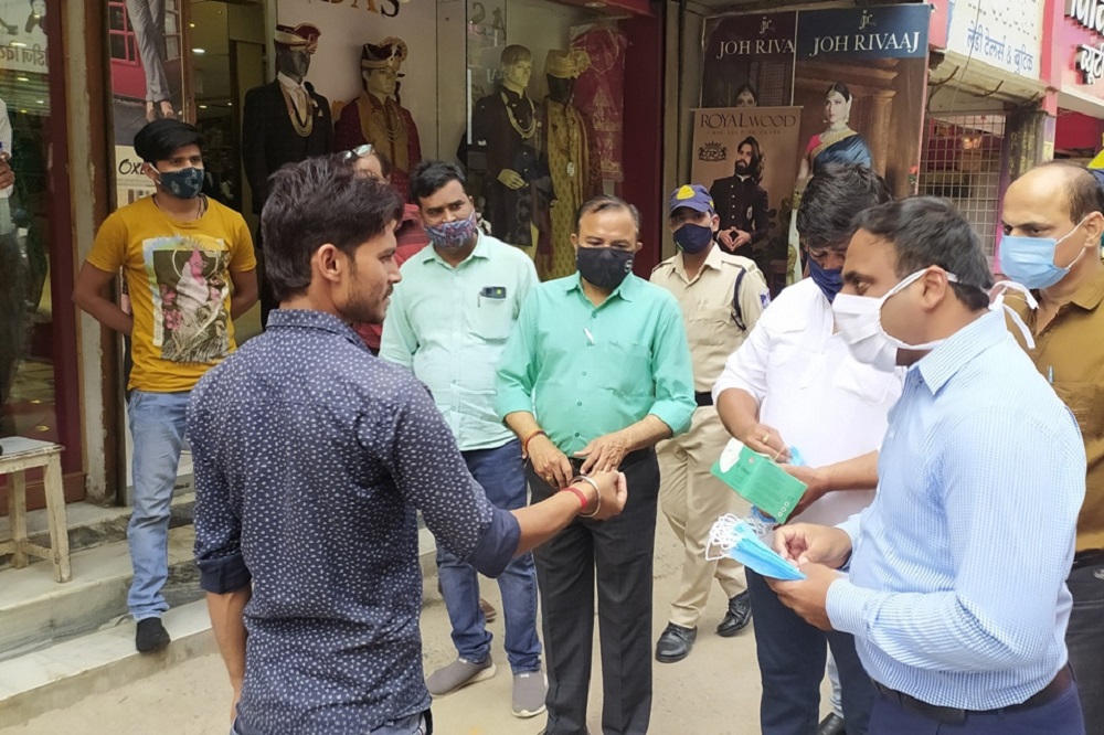 रीवा कलेक्टर इलैयाराजा टी ने कहा की मास्क लगायें तथा सोशल डिस्टेंसिंग का पालन करें और कोरोना टीका...: REWA NEWS