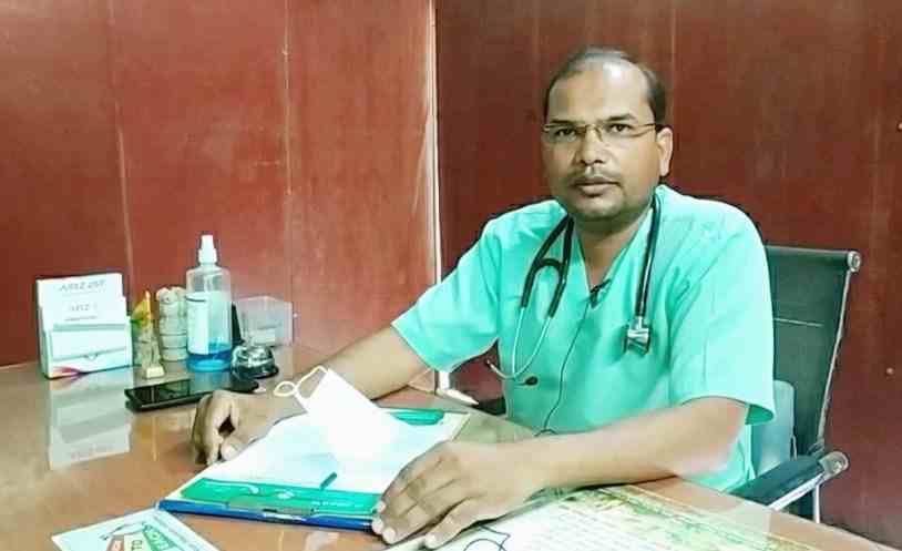 Doctors Day Special: कोरोना मरीजों की जान बचाने के लिये डॉ. पटेल ने स्वयं फिट किये वेंटिलेटर, पत्नी को मायके भेजकर लगातार ड्यूटी की Doctors Day Special: कोरोना मरीजों की जान बचाने के लिये डॉ. पटेल ने स्वयं फिट किये वेंटिलेटर, पत्नी को मायके भेजकर लगातार ड्यूटी की