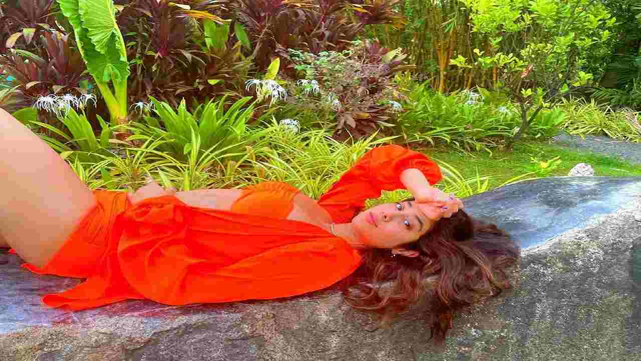 Janhvi Kapoor ने बिखेरे हुश्न के जलवे, लोगो ने कहा- तुम संतरा लग रही हो Janhvi Kapoor ने बिखेरे हुश्न के जलवे, लोगो ने कहा- तुम संतरा लग रही हो