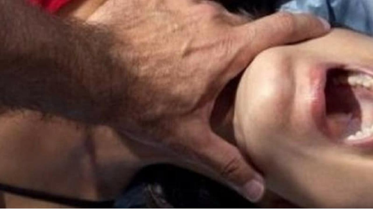 जब होश में आई तो मेरे शरीर में एक भी कपडे नहीं थे वो मेरे बच्चो के सामने मेरा रेप करते रहे.. जब होश में आई तो मेरे शरीर में एक भी कपडे नहीं थे वो मेरे बच्चो के सामने मेरा रेप करते रहे..