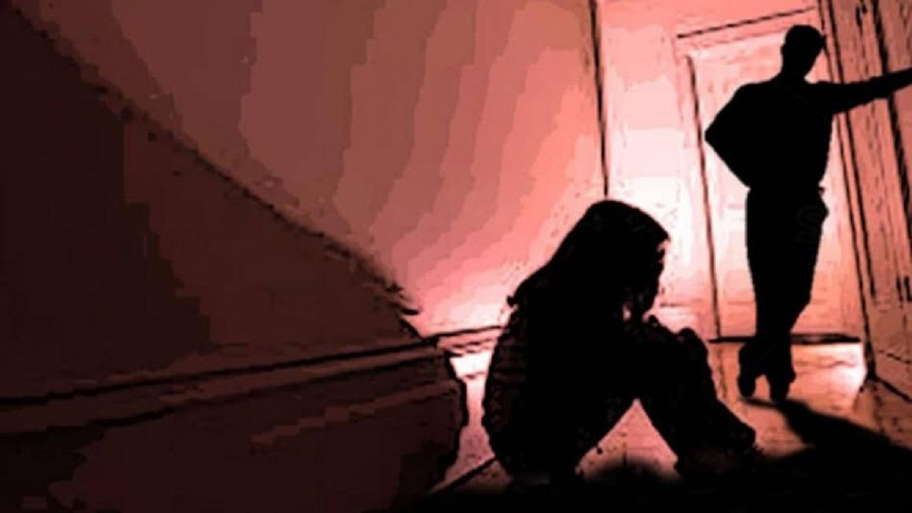 Rewa: अश्लील वीडियो बनाकर करता रहा लगातार बलात्कार, 1 दिन मिलने को बुलाया तो किशोरी ने किया मना तो कर डाला बड़ा कांड Rewa: अश्लील वीडियो बनाकर करता रहा लगातार बलात्कार, 1 दिन मिलने को बुलाया तो किशोरी ने किया मना तो कर डाला बड़ा कांड