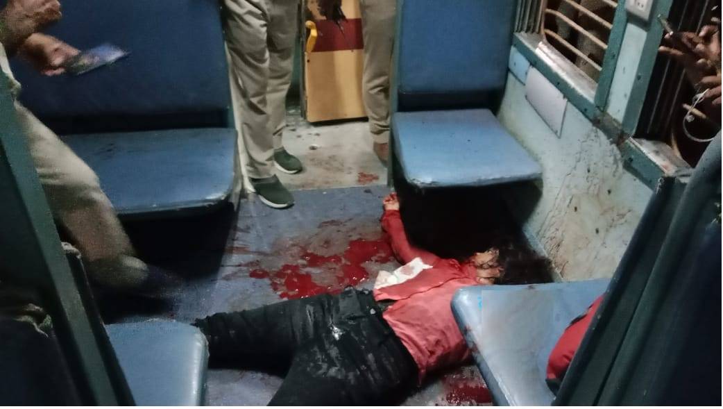 इंदौर से बिलासपुर चलने वाली Narmada Express में लड़की की अज्ञात हमलावर ने गला काटकर की हत्या