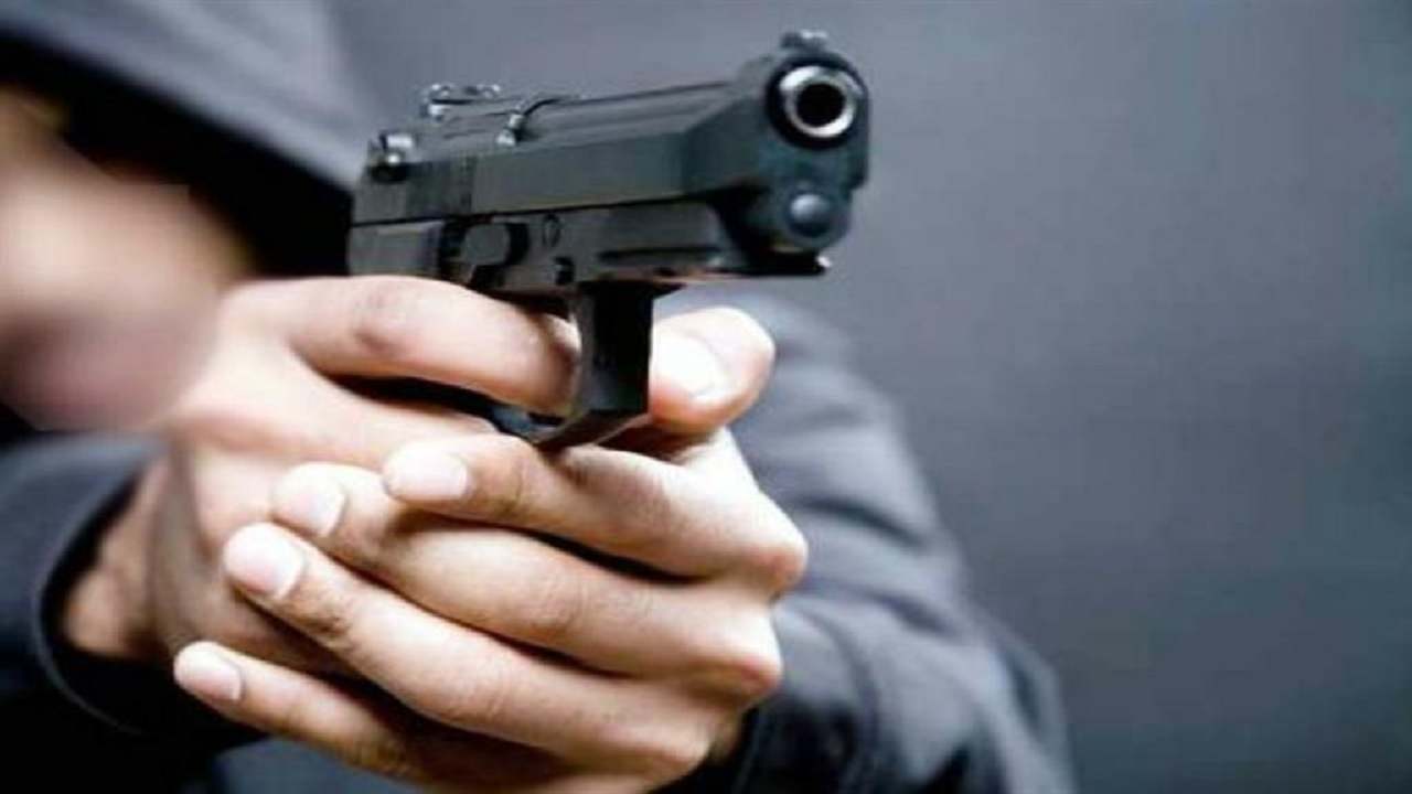 Rewa Crime News : बोलेरो में बैठे युवक पर बदमाशों ने चलाई गोली Rewa Crime News : बोलेरो में बैठे युवक पर बदमाशों ने चलाई गोली