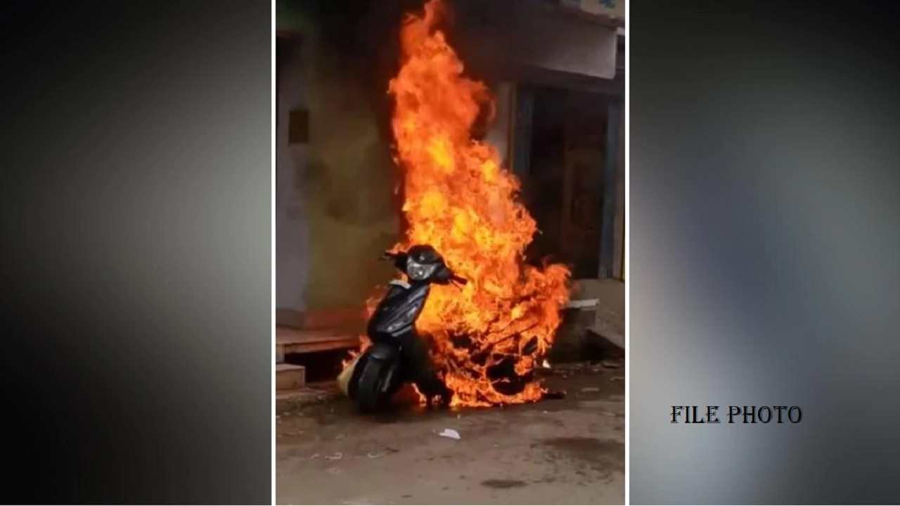 Rewa : खुले बाजार में मंगेतर के साथ बाजार जा रहे युवक के साथ मारपीट, युवती के साथ छेड़छाड़, स्कूटी में लगाई आग Rewa : खुले बाजार में मंगेतर के साथ बाजार जा रहे युवक के साथ मारपीट, युवती के साथ छेड़छाड़, स्कूटी में लगाई आग