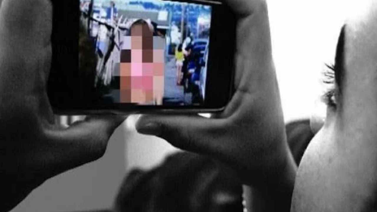 महिला फूड इंस्पेक्टर ने SDM पर लगाया अश्लील मैसेज भेजने का आरोप, शिकायत के बाद कलेक्टर ने हटाया महिला फूड इंस्पेक्टर ने SDM पर लगाया अश्लील मैसेज भेजने का आरोप, शिकायत के बाद कलेक्टर ने हटाया